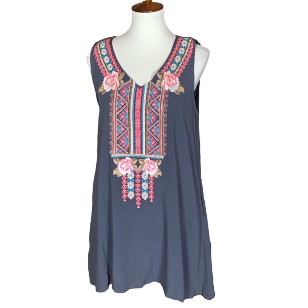 Andree by Unit gray sleeveless dress with embroidery Size Medium